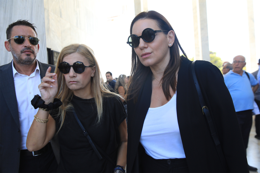 Μνημόσυνο για τη Λένα Σαμαρά - Οικογένεια και φίλοι βρέθηκαν στο Α’ Νεκροταφείο, δείτε βίντεο