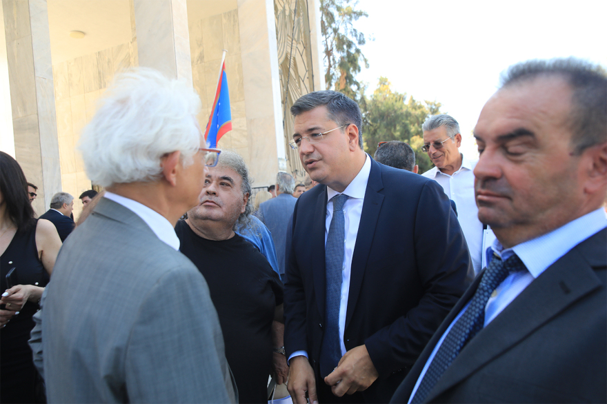 Μνημόσυνο για τη Λένα Σαμαρά - Οικογένεια και φίλοι βρέθηκαν στο Α’ Νεκροταφείο, δείτε βίντεο