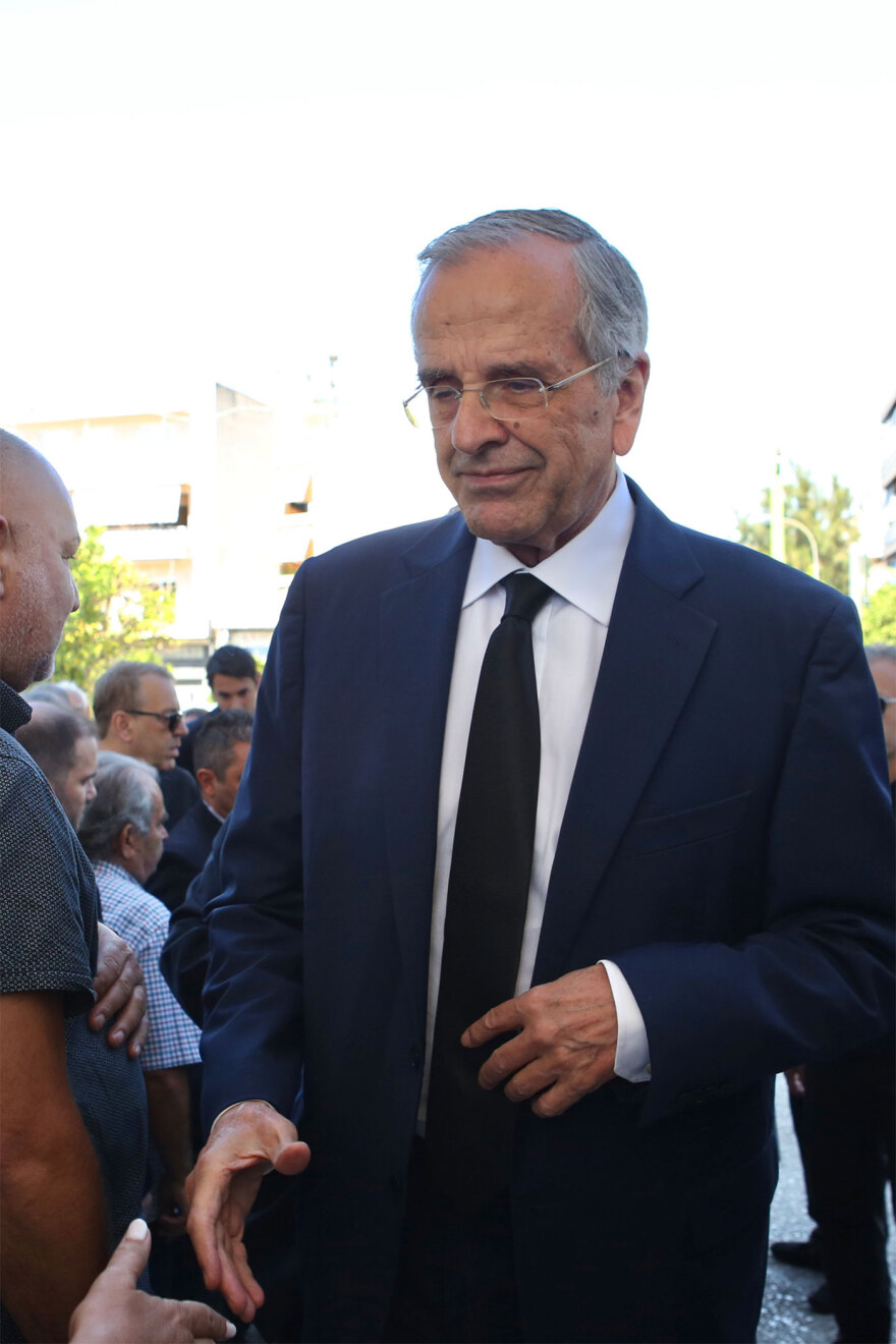 Μνημόσυνο Λένας Σαμαρά: Στο Α’ Νεκροταφείο η οικογένειά της – Δείτε βίντεο
