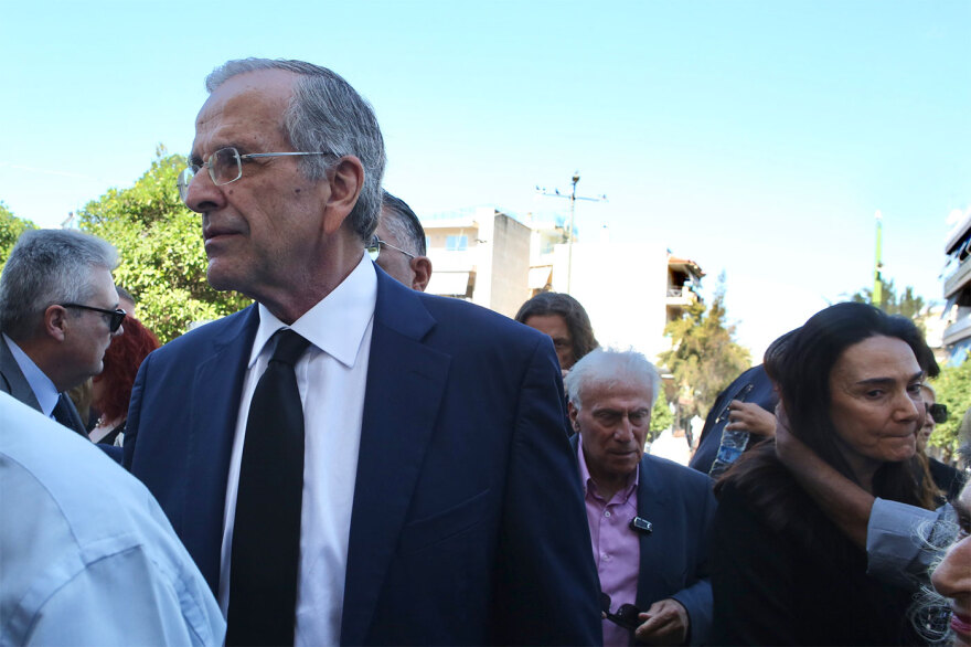 Μνημόσυνο Λένας Σαμαρά: Στο Α’ Νεκροταφείο η οικογένειά της – Δείτε βίντεο