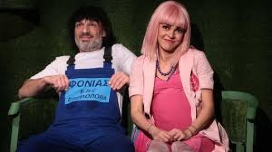 Νίκος Μουτσινάς: Επιστροφή στο θέατρο ως εκκεντρικός σύζυγος της Μαρίας Σολωμού στη διάσημη «Οικογένεια Άνταμς»