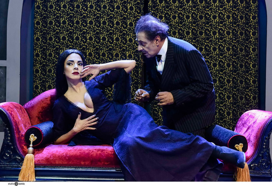 Νίκος Μουτσινάς: Επιστροφή στο θέατρο ως εκκεντρικός σύζυγος της Μαρίας Σολωμού στη διάσημη «Οικογένεια Άνταμς»