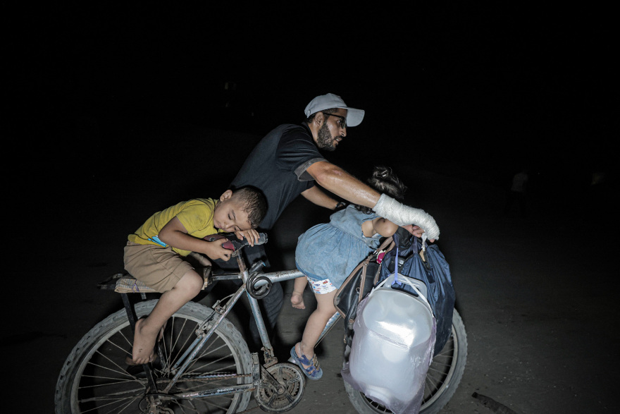 Ανθρώπινο αδιέξοδο στη Γάζα - Ιστορίες Παλαιστίνιων που φεύγουν προς το άγνωστο την ώρα που πέφτουν ισραηλινές βόμβες
