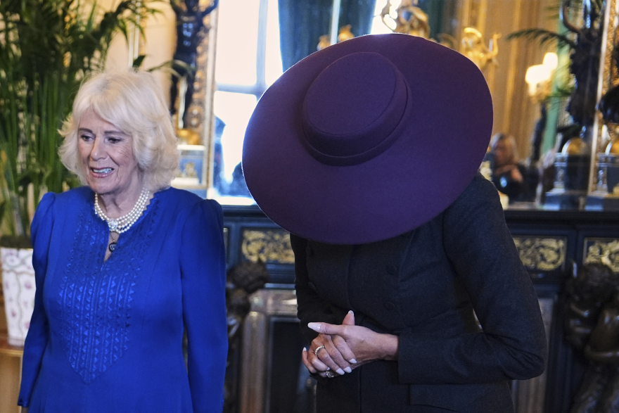 Όσα δεν λέει με λόγια, η Μελάνια τα λέει με τα καπέλα της: Από την ορκωμοσία Τραμπ στην επίσκεψη στο Λονδίνο