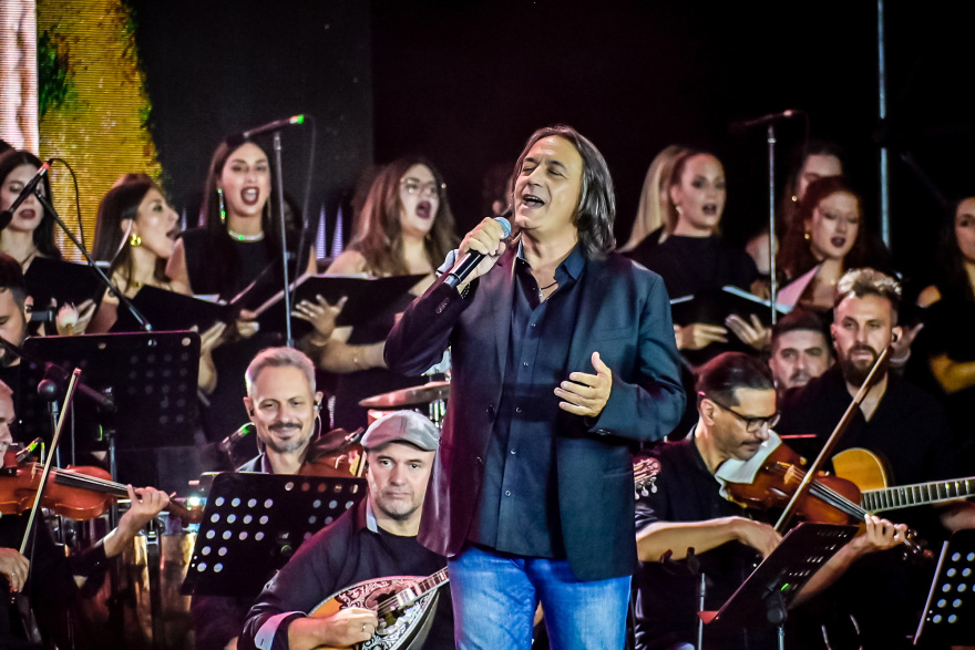 «Πλημμύρισε» το Καλλιμάρμαρο για τη συναυλία-αφιέρωμα στον Γρηγόρη Μπιθικώτση - Δείτε φωτογραφίες