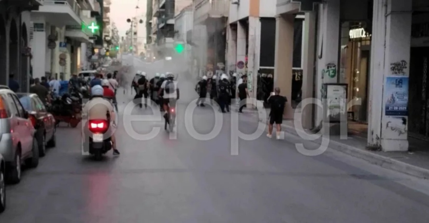Επεισόδια στην πορεία για τα 12 χρόνια από τη δολοφονία του Παύλου Φύσσα στην Πάτρα  - Δείτε βίντεο 
