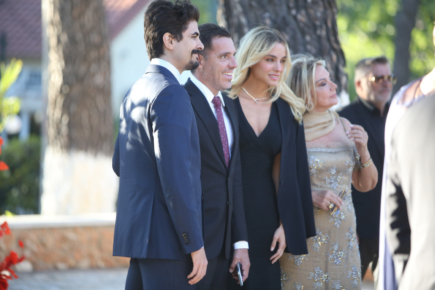 Παντρεύτηκαν Παύλος Βαρδινογιάννης και Κατερίνα Μπιρμπίλη στην Αγία Μαρίνα στην Εκάλη, δείτε φωτογραφίες και βίντεο