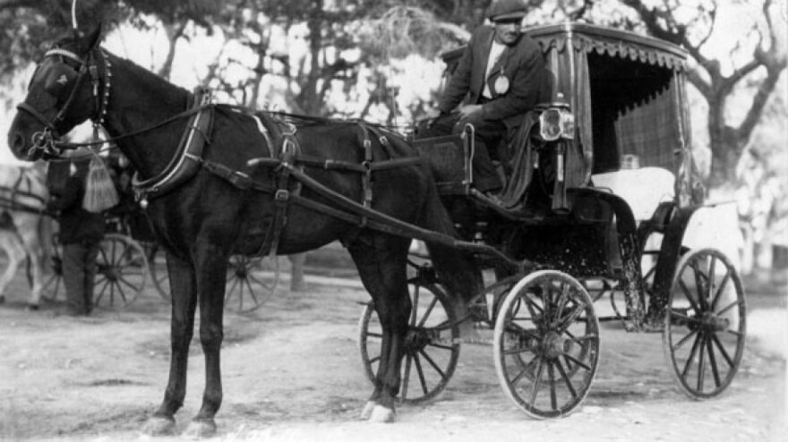 Πώς ήταν η Αθήνα χωρίς αυτοκίνητα - Μία ιστορική αναδρομή από τους αμαξάδες με τη φουστανέλα μέχρι το σήμερα