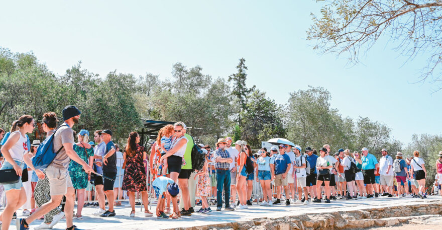 Κόβουν 30% τις τουριστικές κλίνες στις Κυκλάδες, φρένο και στα Airbnb