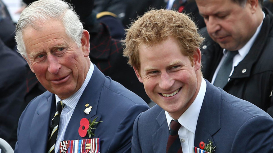 Ο πρίγκιπας Χάρι κατηγορεί «τους άνδρες με τα γκρι κοστούμια» ότι σαμποτάρουν τις προσπάθειες επανασύνδεσης με τον πατέρα του