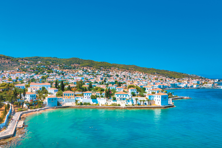 Ο «Κρητικός» στραπατσάρει την Ύδρα και τις Σπέτσες - Ανοίγει καταστήματα ανάμεσα σε ιστορικά κτίρια
