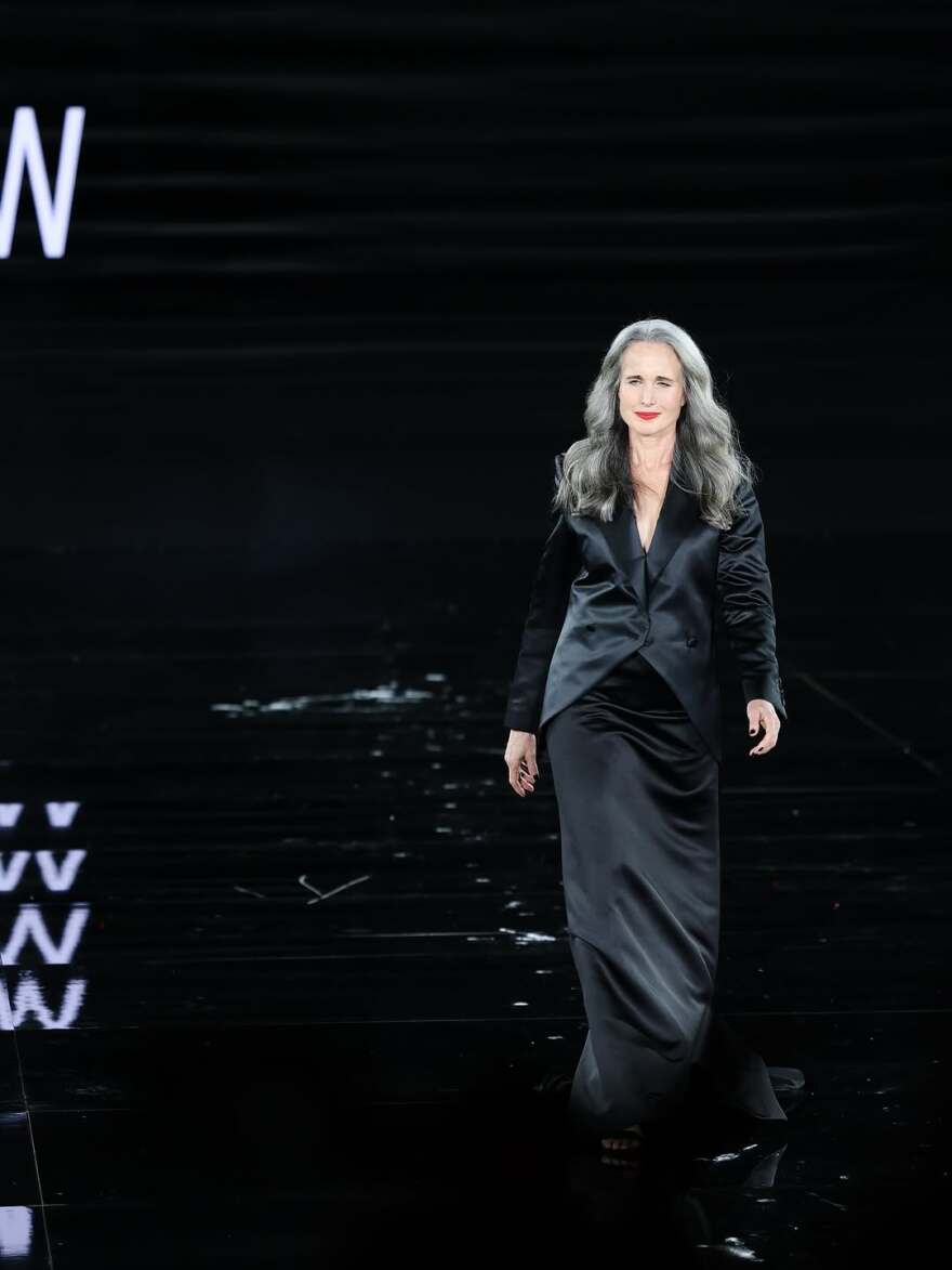 Δούκισσα Νομικού: Η εντυπωσιακή εμφάνιση στην πασαρέλα με Λονγκόρια, Μίρεν και Φόντα