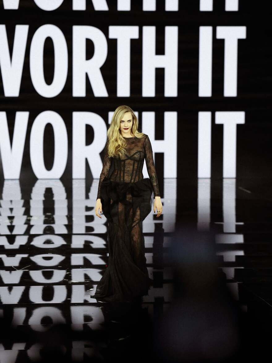 Δούκισσα Νομικού: Η εντυπωσιακή εμφάνιση στην πασαρέλα με Λονγκόρια, Μίρεν και Φόντα