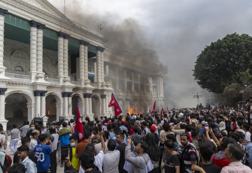 Η γενιά των 20άρηδων εξεγείρεται στην Αφρική και την Ασία - Διαδηλώσεις τύπου «αραβικής άνοιξης» από το Μαρόκο ως την Ινδονησία και το Νεπάλ
