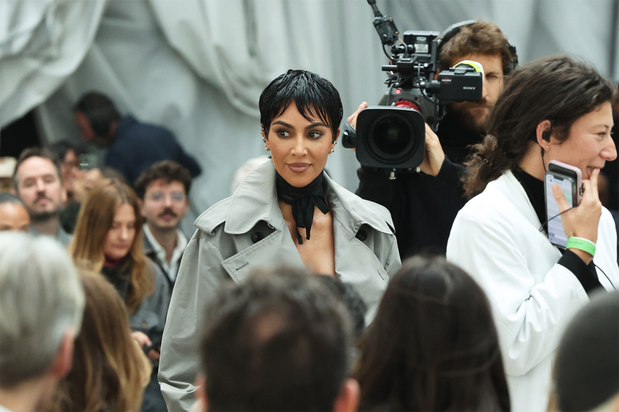 Η Κιμ Καρντάσιαν υιοθέτησε το χαρακτηριστικό κοντό κούρεμα της Κρις Τζένερ και την μπέρδεψαν ξανά με τη μητέρα της
