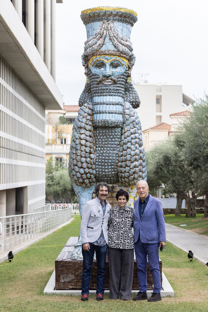 Μουσείο Ακρόπολης: Ένα εντυπωσιακό αντιπολεμικό γλυπτό του Michael Rakowitz εγκαταστάθηκε στον εξωτερικό χώρο του