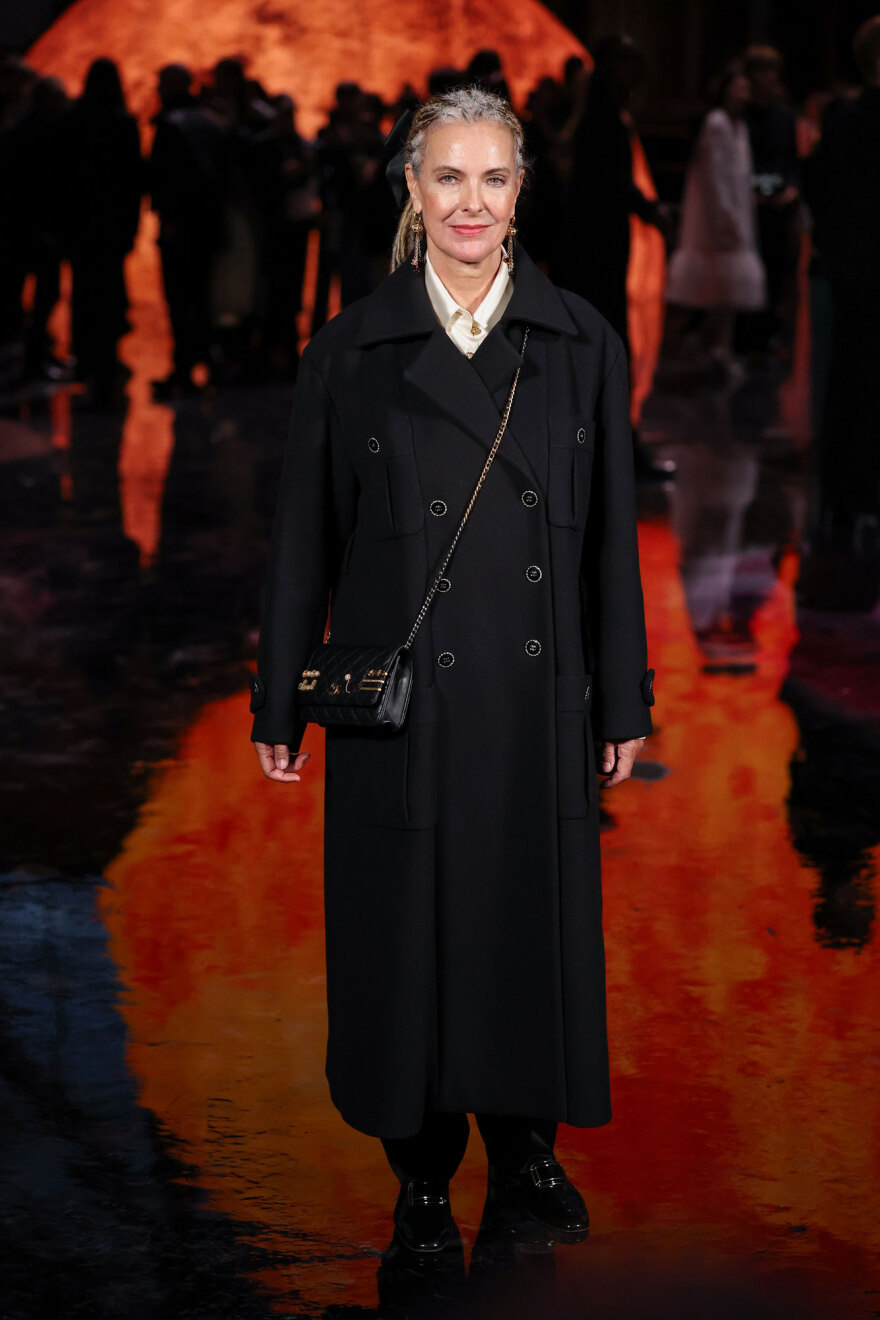 Καρόλ Μπουκέ: Καλλονή και στα 68 της η πρώην παρτενέρ του Τζέιμς Μποντ σε σόου στο Παρίσι