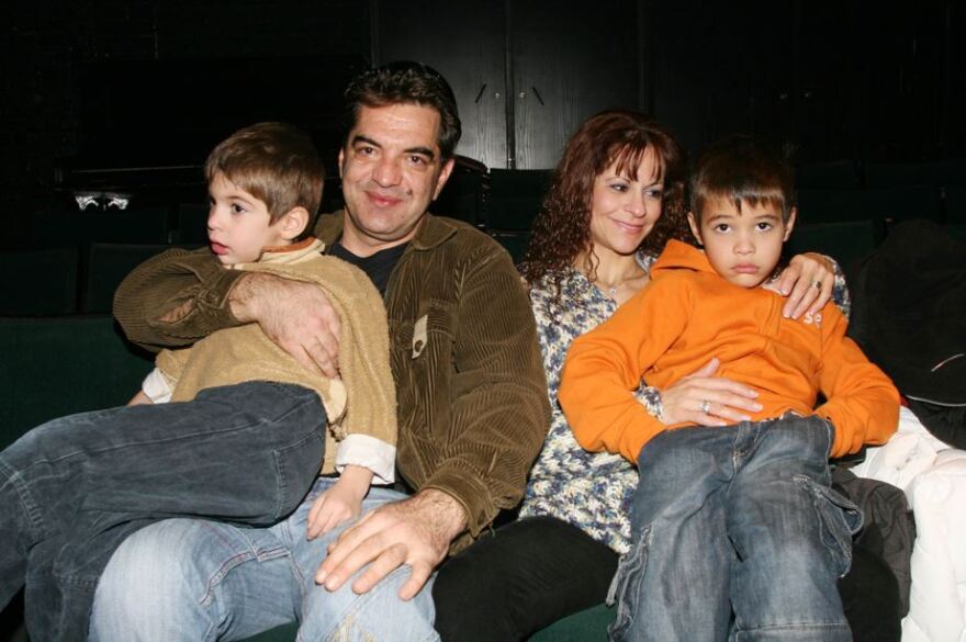 Κώστας Ευρυπιώτης: Οι δύο γιοι μας κάνουν περήφανο τον πατέρα τους εκεί πάνω, δήλωσε η πρώην σύζυγος του ηθοποιού