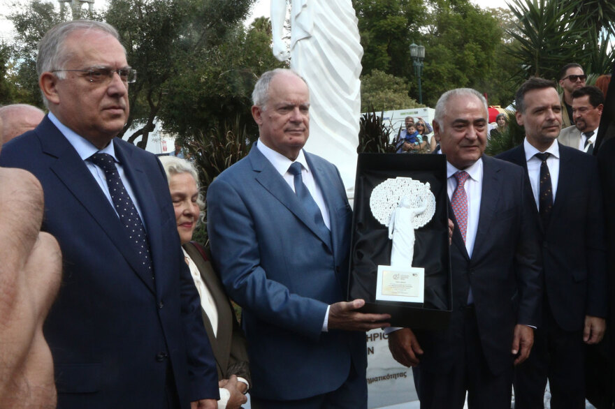 Στο Πεδίον του Άρεως το πρώτο άγαλμα αφιερωμένο στους μικρομεσαίους, απεικονίζει τον Προμηθέα