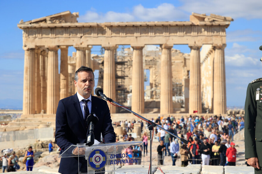 81 χρόνια από την απελευθέρωση της Αθήνας στις 12 Οκτωβρίου 1944 - Η έπαρση της σημαίας στην Ακρόπολη παρουσία Τασούλα, το μήνυμα Δένδια