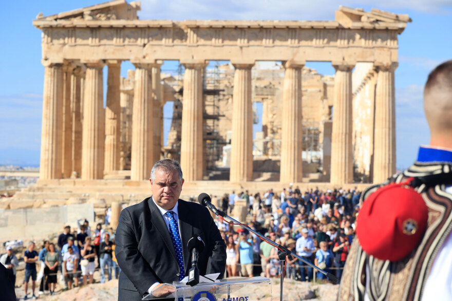 81 χρόνια από την απελευθέρωση της Αθήνας στις 12 Οκτωβρίου 1944 - Η έπαρση της σημαίας στην Ακρόπολη παρουσία Τασούλα, το μήνυμα Δένδια