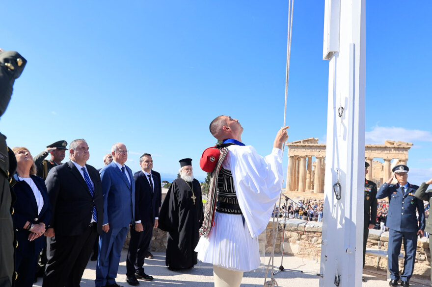81 χρόνια από την απελευθέρωση της Αθήνας στις 12 Οκτωβρίου 1944 - Η έπαρση της σημαίας στην Ακρόπολη παρουσία Τασούλα, το μήνυμα Δένδια