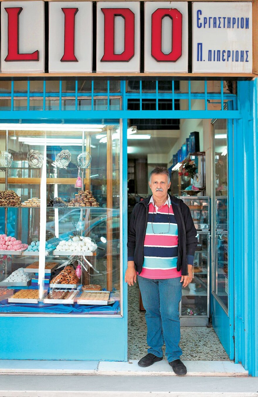 Γιώργος Πιπερίδης: Ο άνθρωπος που... γλύκανε γενιές Αθηναίων με το μαχλέπι του, η μυστική συνταγή για τα τσουρέκια του Lido και οι ουρές απ' όλη την Αθήνα