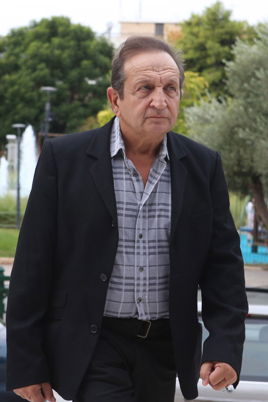 Αυτή την ώρα το τελευταίο αντίο στον Άλκη Γιαννακά, συντετριμμένη η σύντροφός του - Δείτε φωτογραφίες