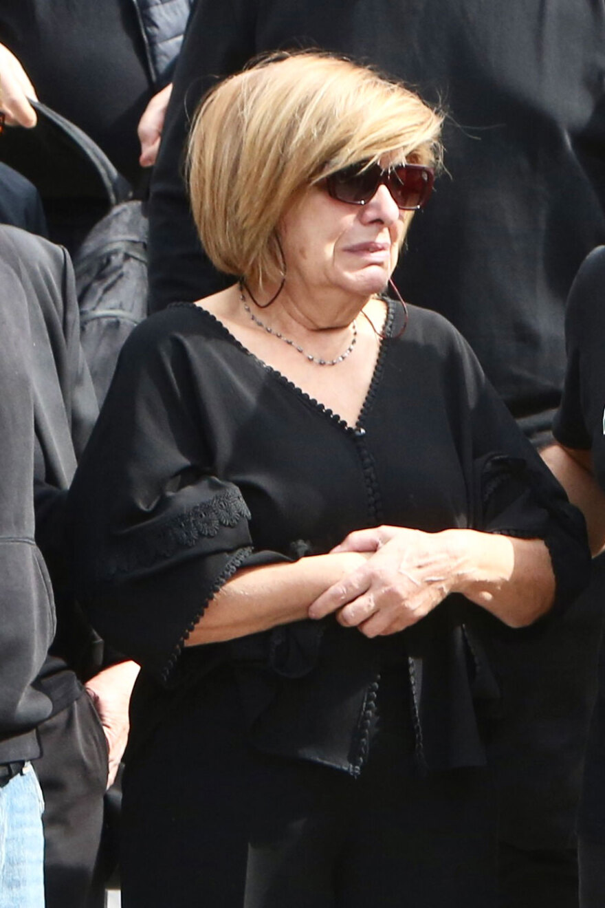 Θλίψη στο τελευταίο αντίο στον Άλκη Γιαννακά, συντετριμμένη η σύντροφός του - Δείτε φωτογραφίες