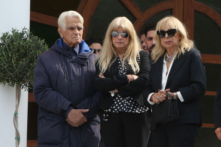 Θλίψη στο τελευταίο αντίο στον Άλκη Γιαννακά, συντετριμμένη η σύντροφός του - Δείτε φωτογραφίες