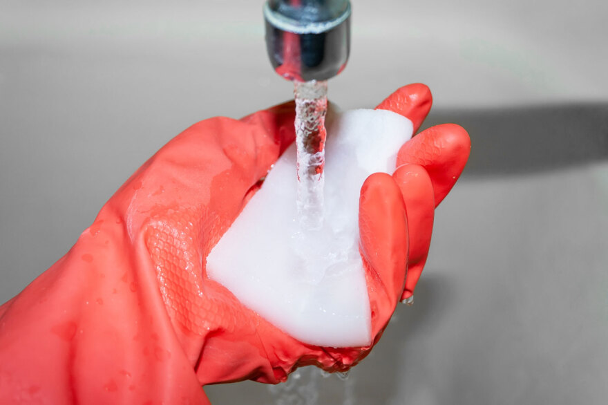 Αφρός μελαμίνης: Ένας διαφορετικός αλλά αποτελεσματικός τρόπος για να καθαρίζεις τους λεκέδες