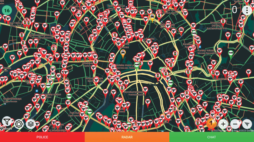 Πώς... δουλεύουν τα apps που  «καρφώνουν» κάμερες και μπλόκα της Τροχαίας