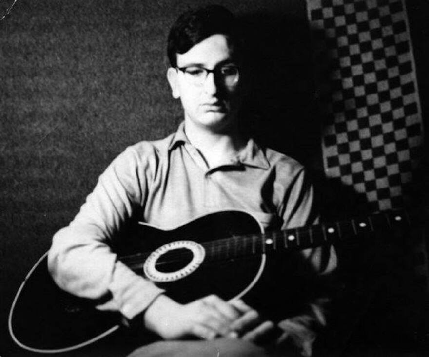 Διονύσης Σαββόπουλος: Ο μουσικός ήρωας που ενσάρκωσε όλα τα πρόσωπα του νεοέλληνα