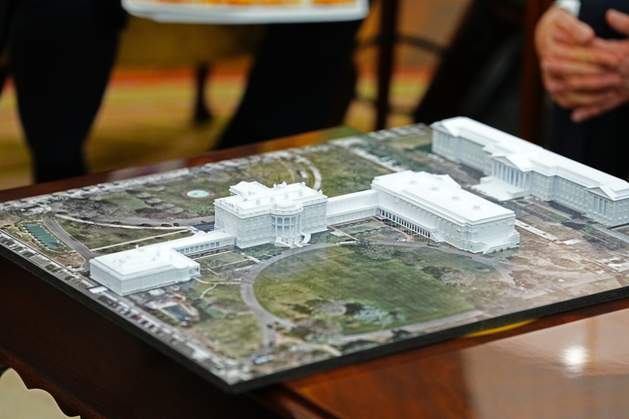 Σε στυλ Λουδοβίκου ΙΔ' και με αυξημένο κόστος κατά 100 εκατ. δολάρια η αίθουσα χορού που φτιάχνει ο Τραμπ στον Λευκό Οίκο