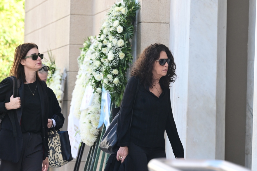 Διονύσης Σαββόπουλος: Μελωδίες και χειροκροτήματα στο τελευταίο «αντίο» - Ένας αποχαιρετισμός σαν τις «γιορτές» που τόσο αγαπούσε - Βίντεο και φωτογραφίες