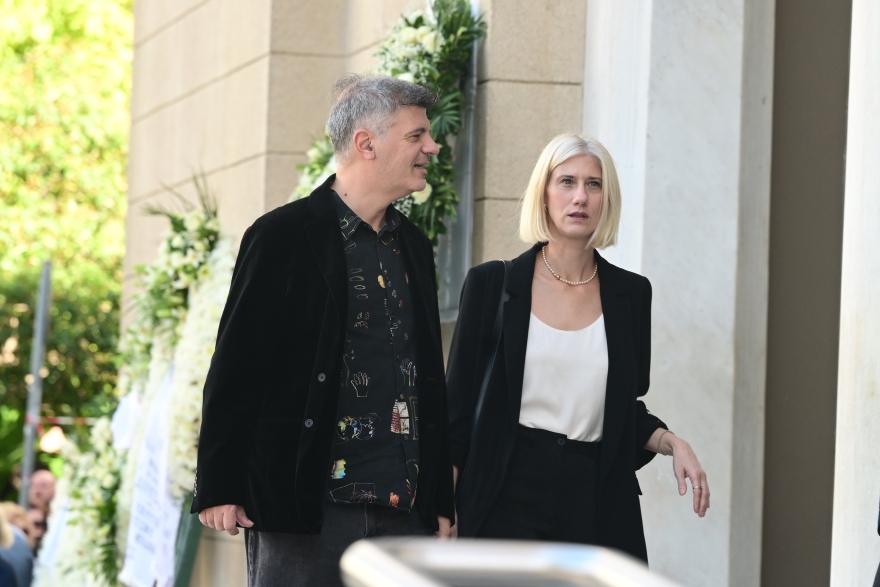 Διονύσης Σαββόπουλος: Μελωδίες και χειροκροτήματα στο τελευταίο «αντίο» - Ένας αποχαιρετισμός σαν τις «γιορτές» που τόσο αγαπούσε - Βίντεο και φωτογραφίες