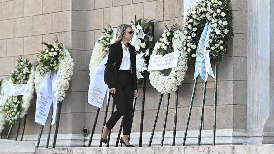 Διονύσης Σαββόπουλος: Μελωδίες και χειροκροτήματα στο τελευταίο «αντίο» - Ένας αποχαιρετισμός σαν τις «γιορτές» που τόσο αγαπούσε - Βίντεο και φωτογραφίες