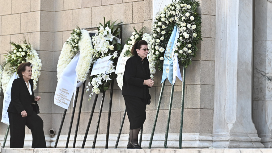 Διονύσης Σαββόπουλος: Μελωδίες και χειροκροτήματα στο τελευταίο «αντίο» - Ένας αποχαιρετισμός σαν τις «γιορτές» που τόσο αγαπούσε - Βίντεο και φωτογραφίες