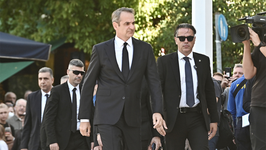 Διονύσης Σαββόπουλος: Μελωδίες και χειροκροτήματα στο τελευταίο «αντίο» - Ένας αποχαιρετισμός σαν τις «γιορτές» που τόσο αγαπούσε - Βίντεο και φωτογραφίες