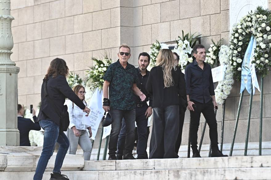 Διονύσης Σαββόπουλος: Μελωδίες και χειροκροτήματα στο τελευταίο «αντίο» - Ένας αποχαιρετισμός σαν τις «γιορτές» που τόσο αγαπούσε - Βίντεο και φωτογραφίες