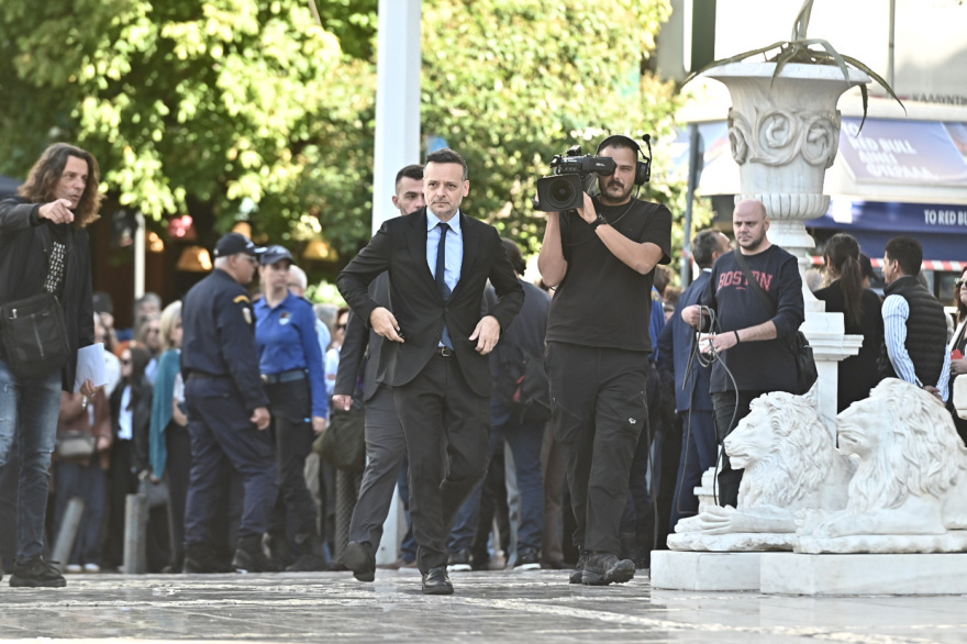 Διονύσης Σαββόπουλος: Μελωδίες και χειροκροτήματα στο τελευταίο «αντίο» - Ένας αποχαιρετισμός σαν τις «γιορτές» που τόσο αγαπούσε - Βίντεο και φωτογραφίες