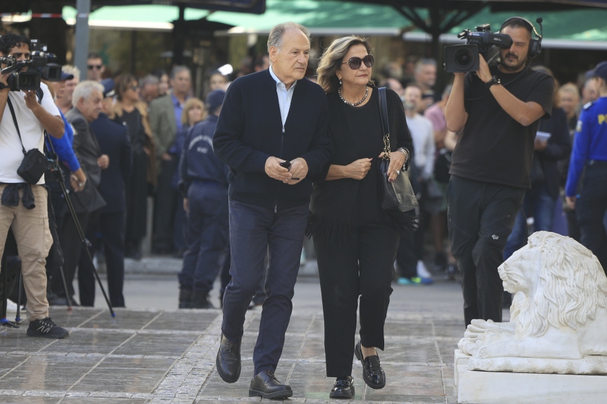 Διονύσης Σαββόπουλος: Μελωδίες και χειροκροτήματα στο τελευταίο «αντίο» - Ένας αποχαιρετισμός σαν τις «γιορτές» που τόσο αγαπούσε - Βίντεο και φωτογραφίες