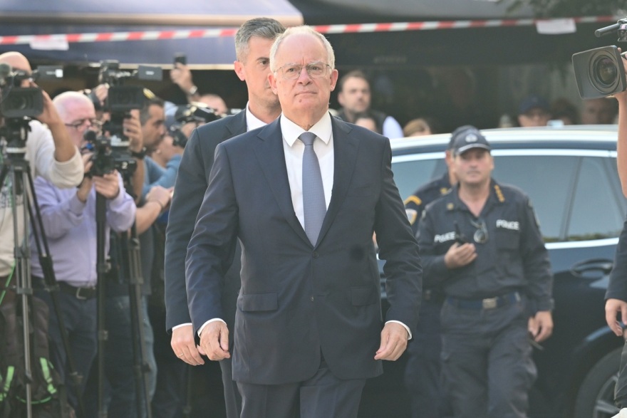 Διονύσης Σαββόπουλος: Μελωδίες και χειροκροτήματα στο τελευταίο «αντίο» - Ένας αποχαιρετισμός σαν τις «γιορτές» που τόσο αγαπούσε - Βίντεο και φωτογραφίες