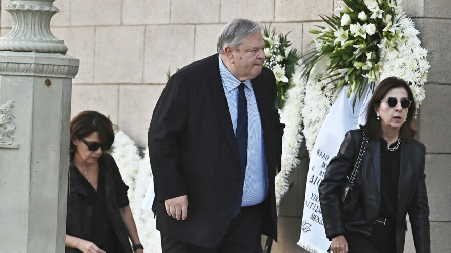 Διονύσης Σαββόπουλος: Μελωδίες και χειροκροτήματα στο τελευταίο «αντίο» - Ένας αποχαιρετισμός σαν τις «γιορτές» που τόσο αγαπούσε - Βίντεο και φωτογραφίες