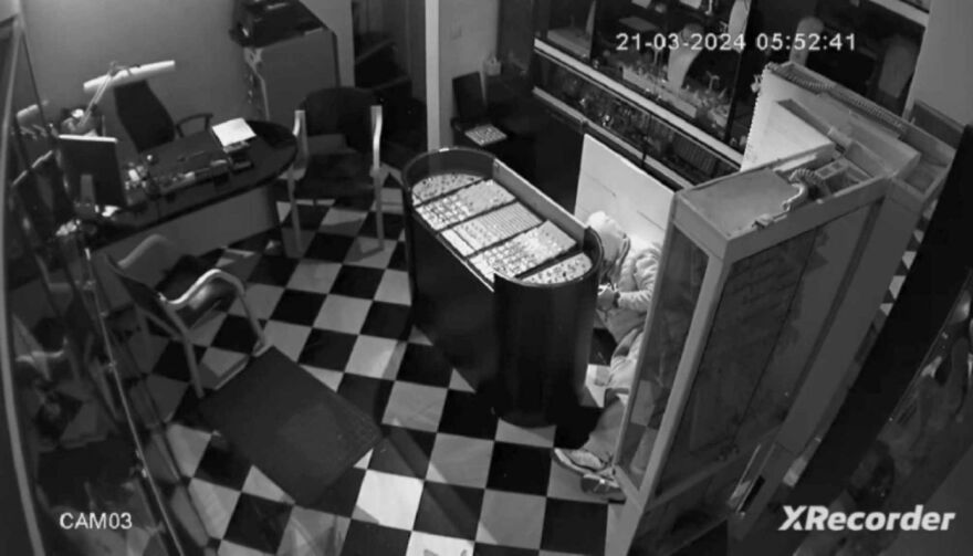 Η κλοπή από το Μουσείο του Λούβρου και η μεγάλη των κλεφτών σχολή των Ροζ Πανθήρων - Η δράση στην Ελλάδα Η κλοπή από το Μουσείο του Λούβρου και η μεγάλη των κλεφτών σχολή των Ροζ Πανθήρων - Η δράση στην Ελλάδα