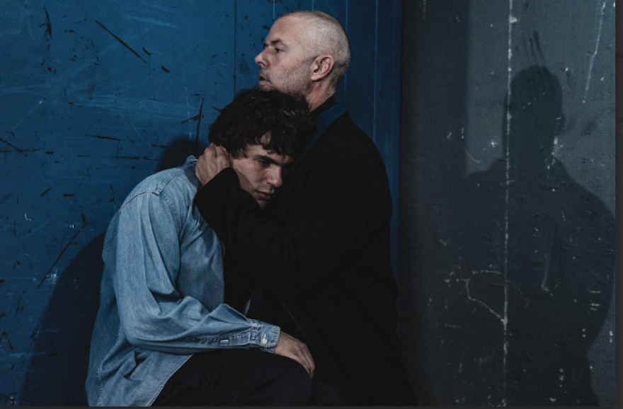  Λούλης, Καπουράνης και Μαίρη Μηνά στο «Cleansed» της Σάρα Κέιν στο Ίδρυμα Μιχάλης Κακογιάννης 