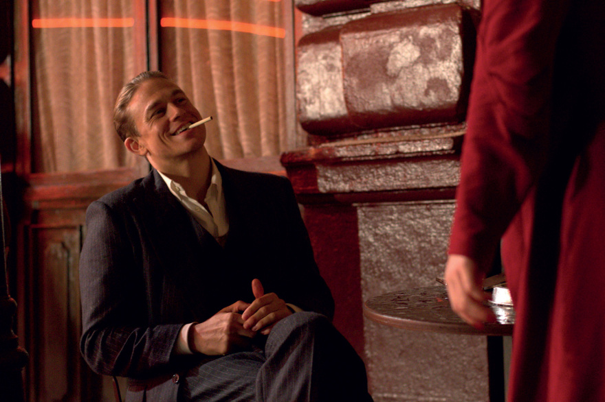 Ο Εντ Γκιν είναι ίσως ένας από τους καλύτερους ρόλους της μακράς καριέρας του Τσάρλι Χάναμ