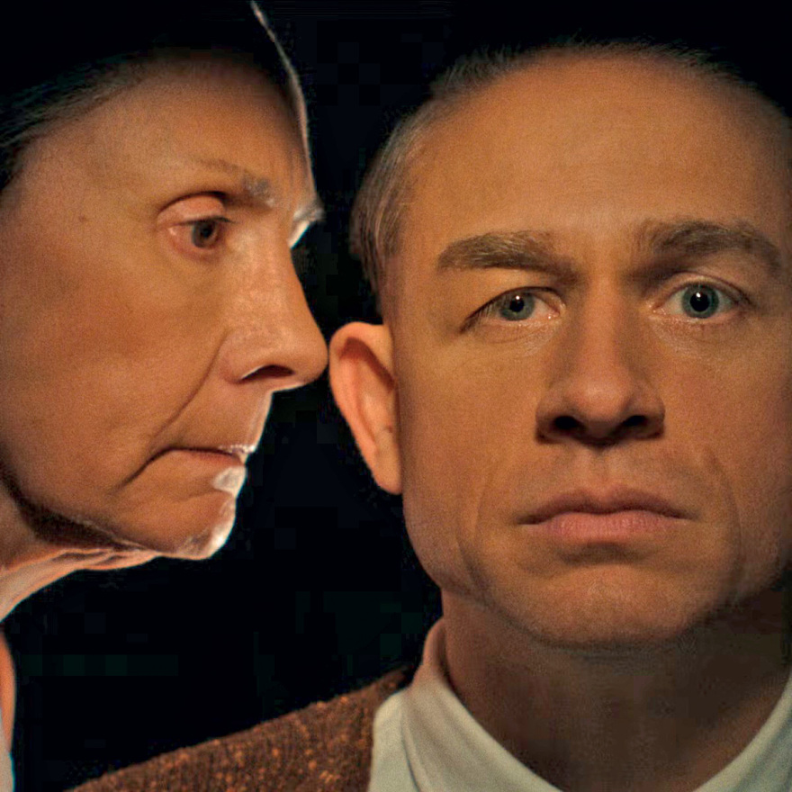 Ο Εντ Γκιν είναι ίσως ένας από τους καλύτερους ρόλους της μακράς καριέρας του Τσάρλι Χάναμ