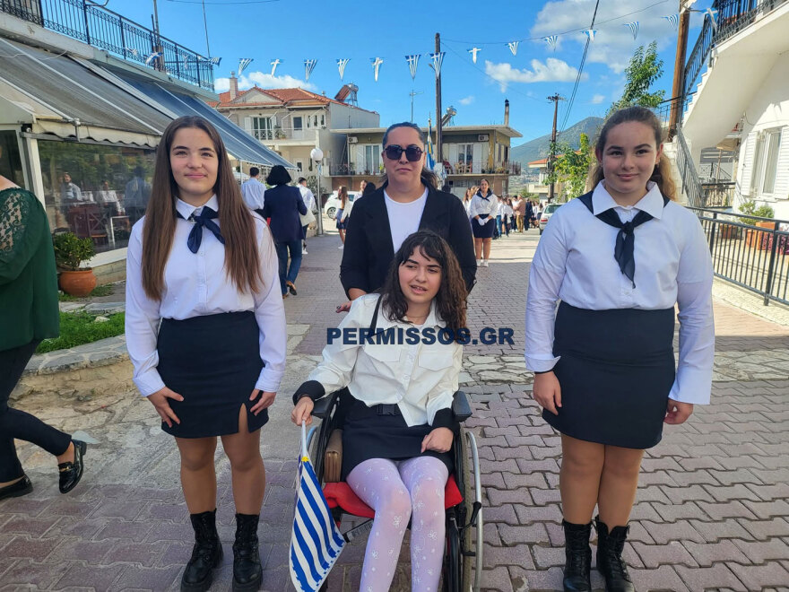 Θεσπιές: Έκανε παρέλαση η μικρή Αλεξία 6 χρόνια μετά τον βαρύτατο τραυματισμό της στο κεφάλι από αδέσποτη σφαίρα
