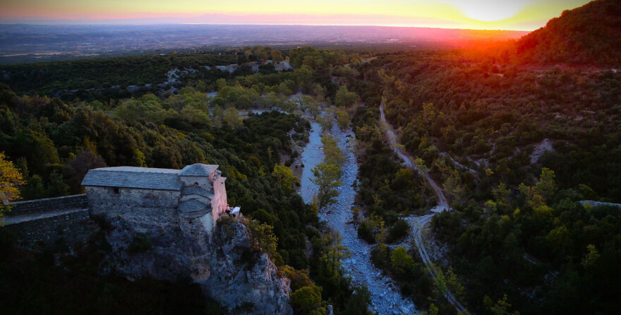 Η «ιπτάμενη πιανίστρια» Έλενα Ξυδιά παίζει πιάνο στο χείλος του γκρεμού στον Όλυμπο - Δείτε βίντεο